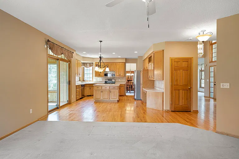 5 bed, 4264 sqft, $4,995 — Photo 3
