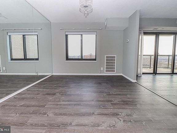 5th image of 307 Yoakum Pkwy APT 1111