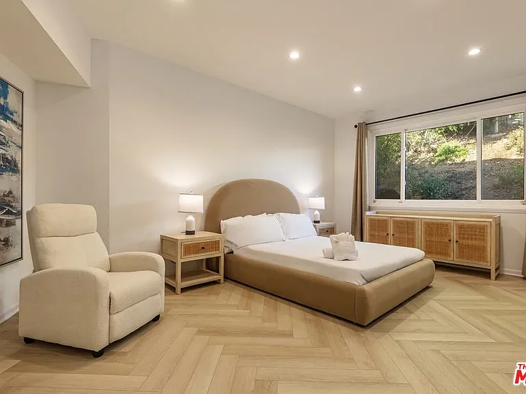 560 Chalette Dr — Photo 22