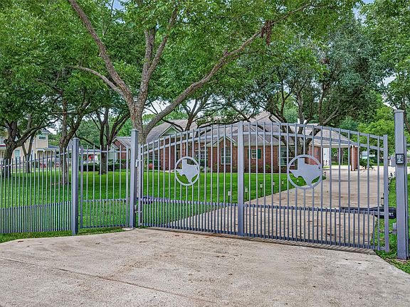 2nd image of 3019 S Saddlebrook Ln