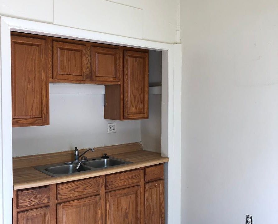 2nd image of 325 Geyer St