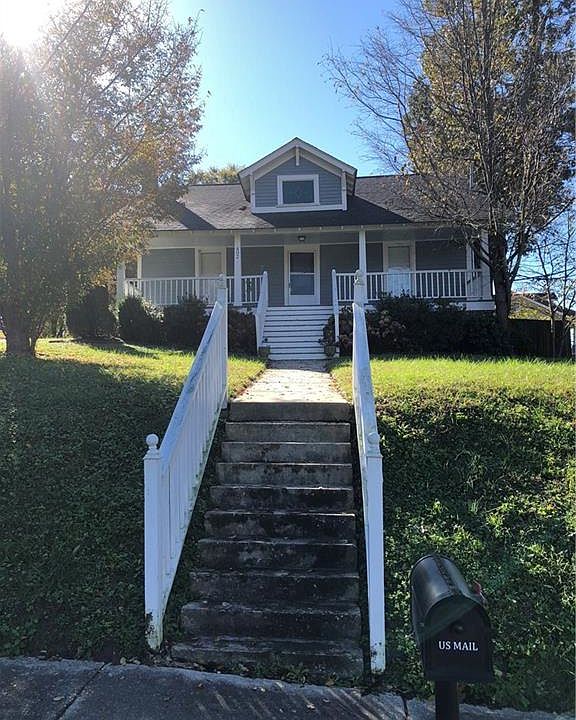 1st image of 402 E McCulloch St