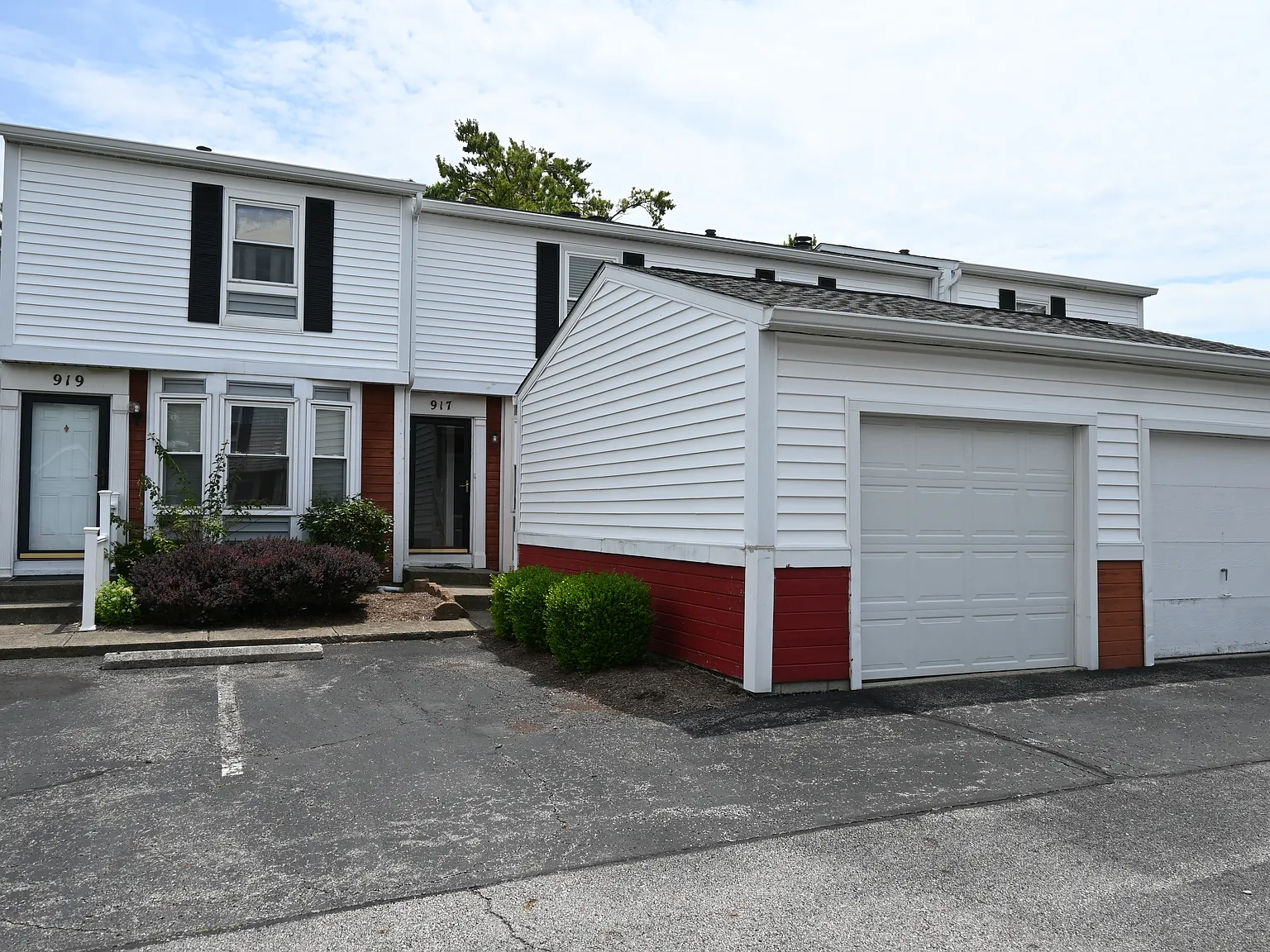 2 bed, 896 sqft, $1,525 — Photo 1