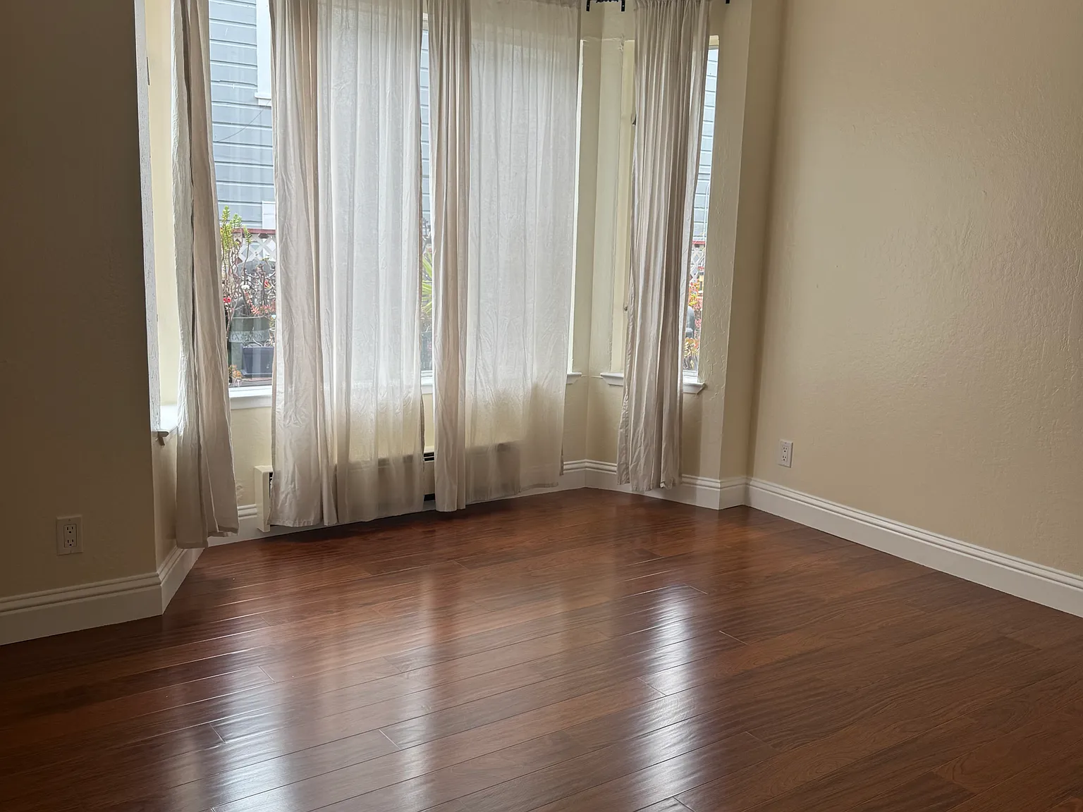 2 bed, 900 sqft, $4,800 — Photo 3
