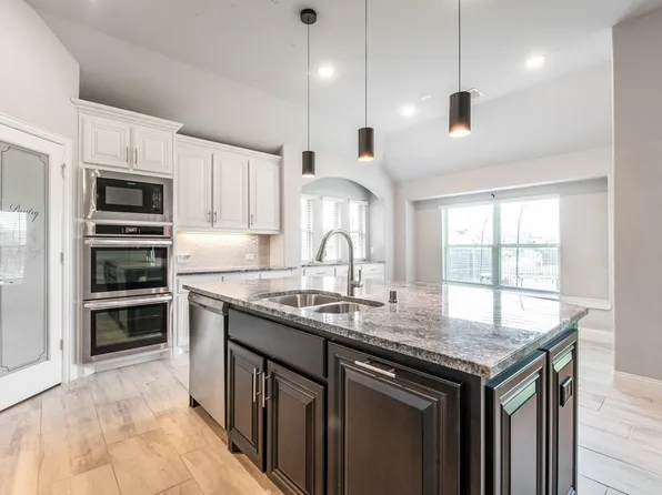 505 Livia St, Burleson, TX 76028