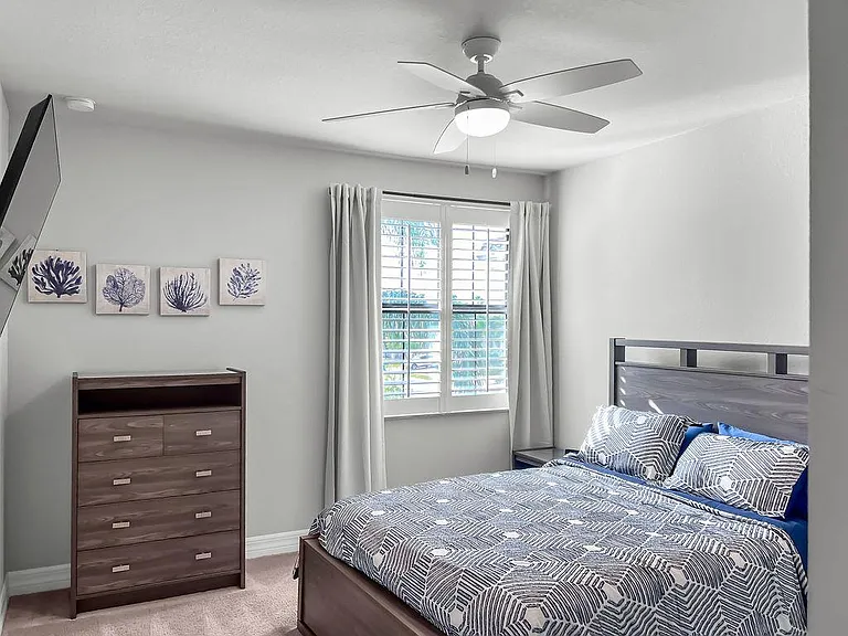 2nd Floor Queen bed 4th bedroom