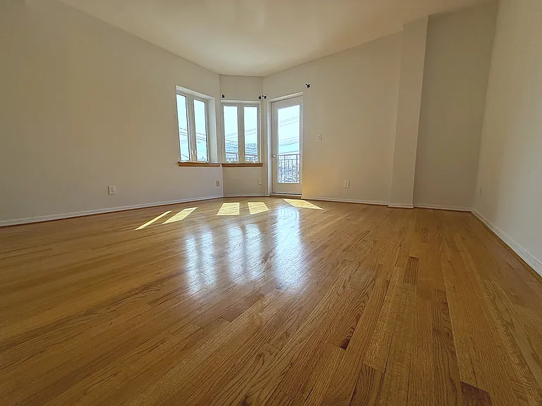 1901 Voorhies Ave #3 — Photo 4