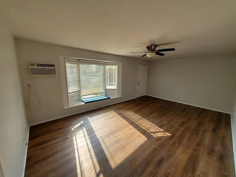 625 W Leeside St — Photo 3