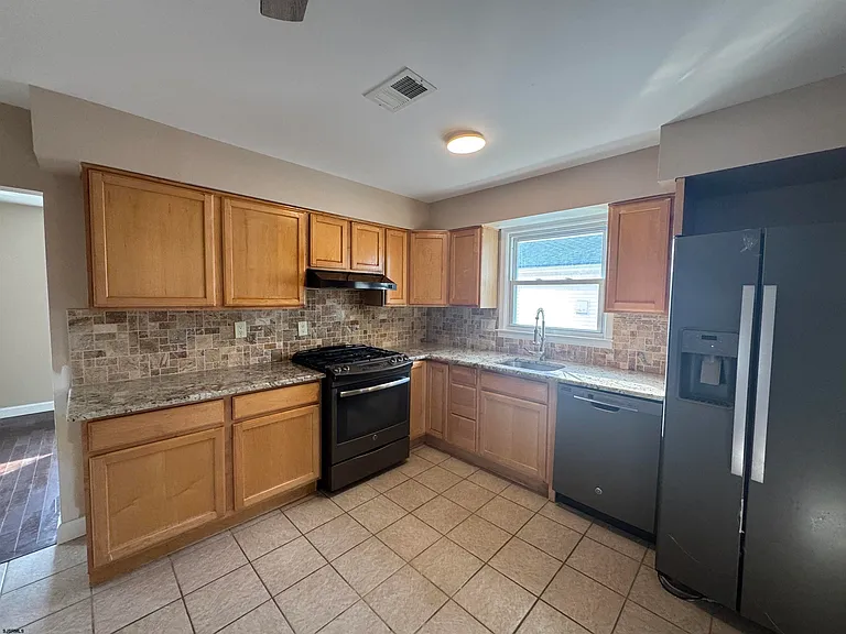 352-354 Hampshire Dr — Photo 4