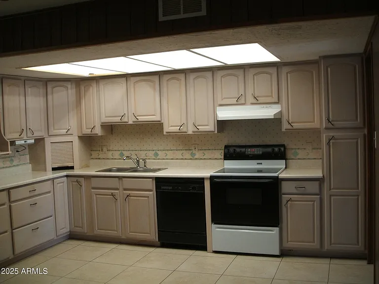 7821 W Clarendon Ave — Photo 7