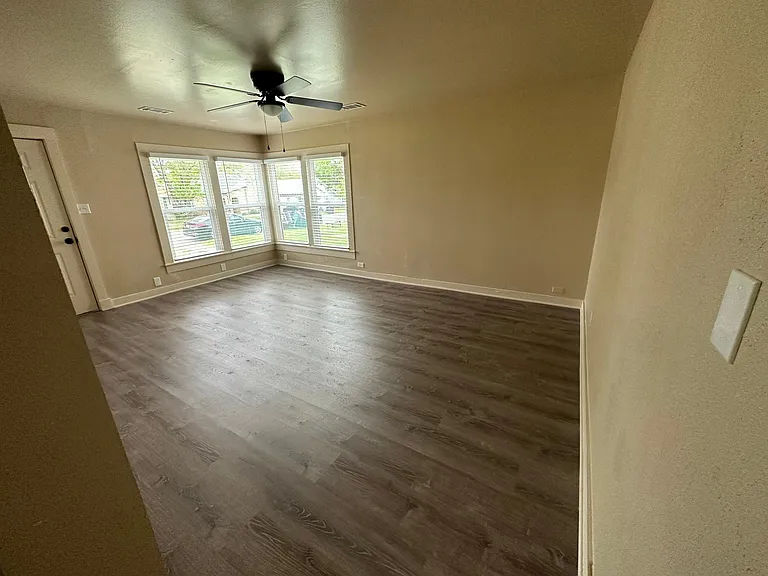 1213 W Walker St — Photo 32