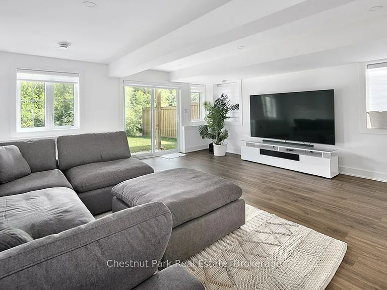 137 White Oak Cres — Photo 15