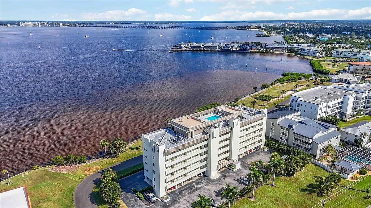 Building Photo - 1500 Park Beach Cir #6C