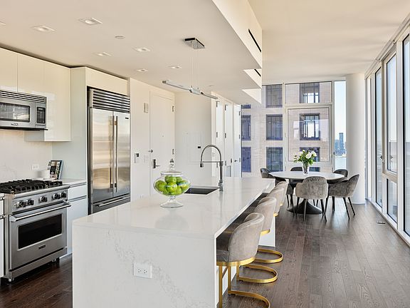 3rd image of 102 Charlton St