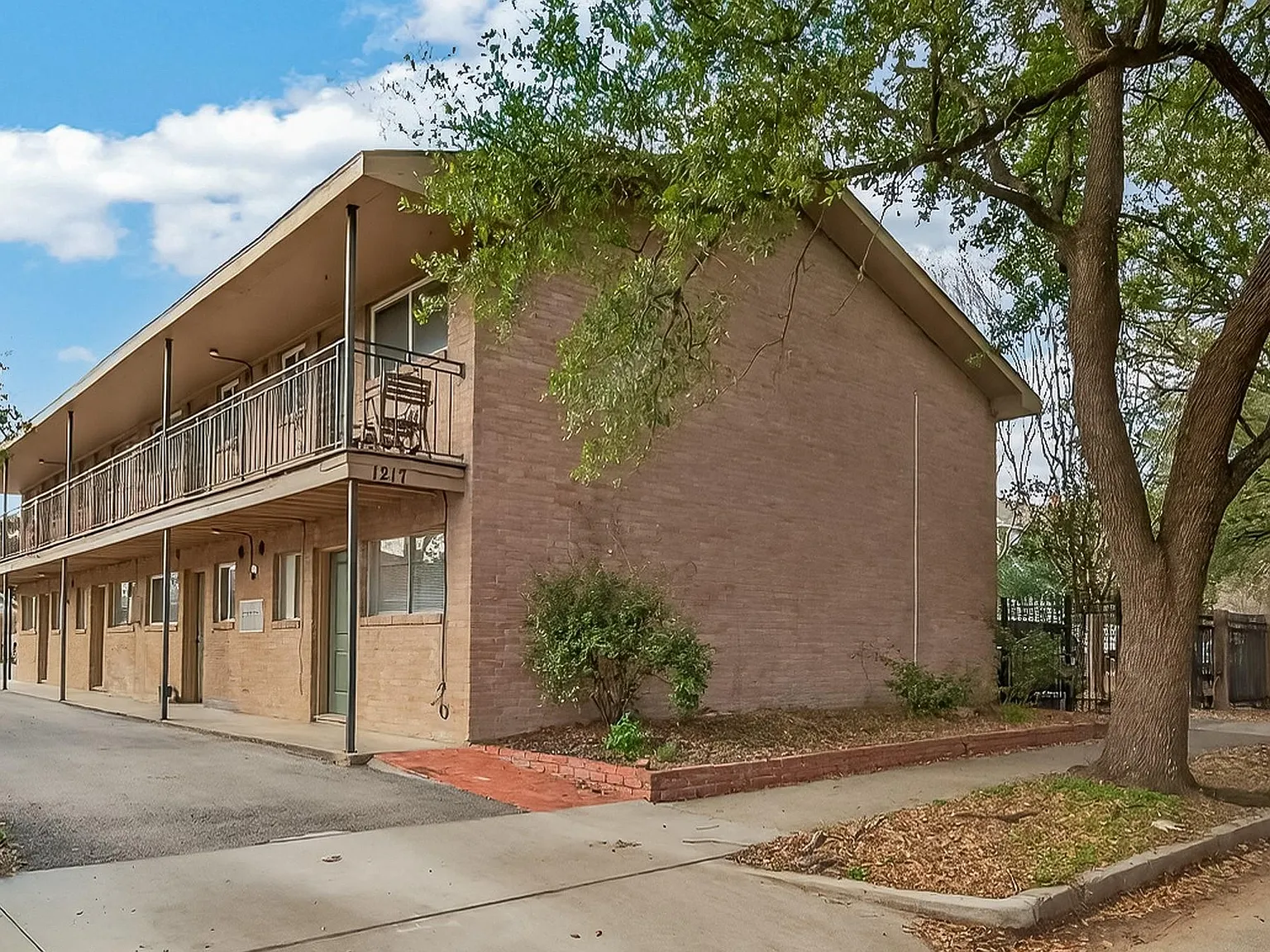 1 bed, 1.0 bath, 620 sqft, $1,100 — Photo 1