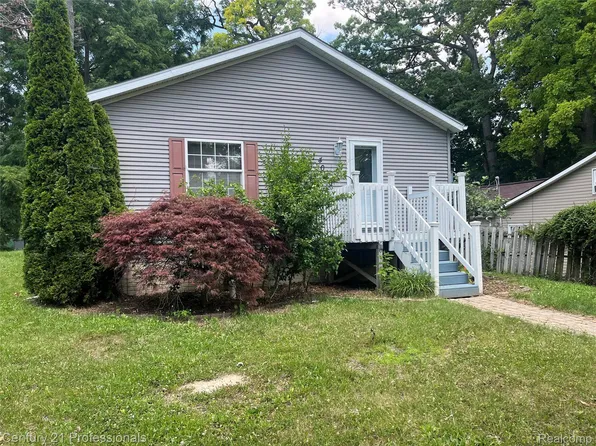 4080 Cass Elizabeth Rd, Waterford, MI 48328