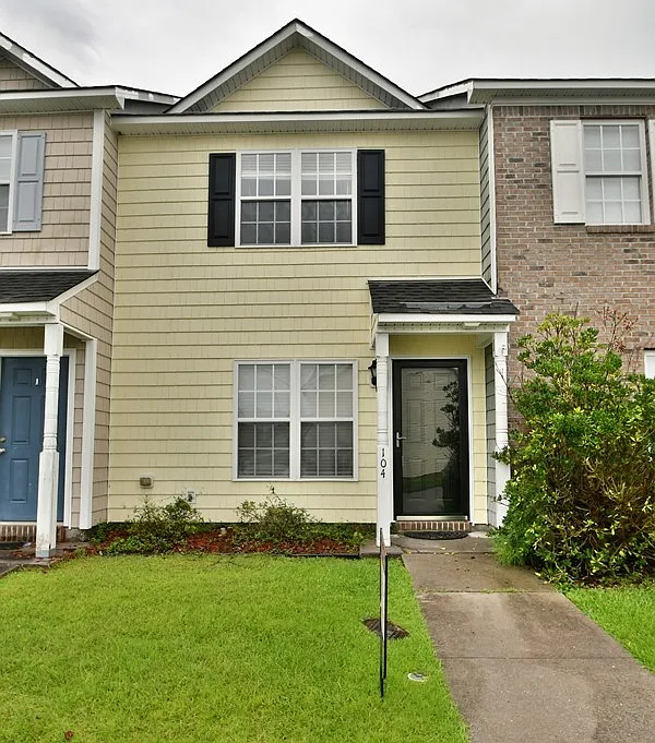 104 Streamwood Dr