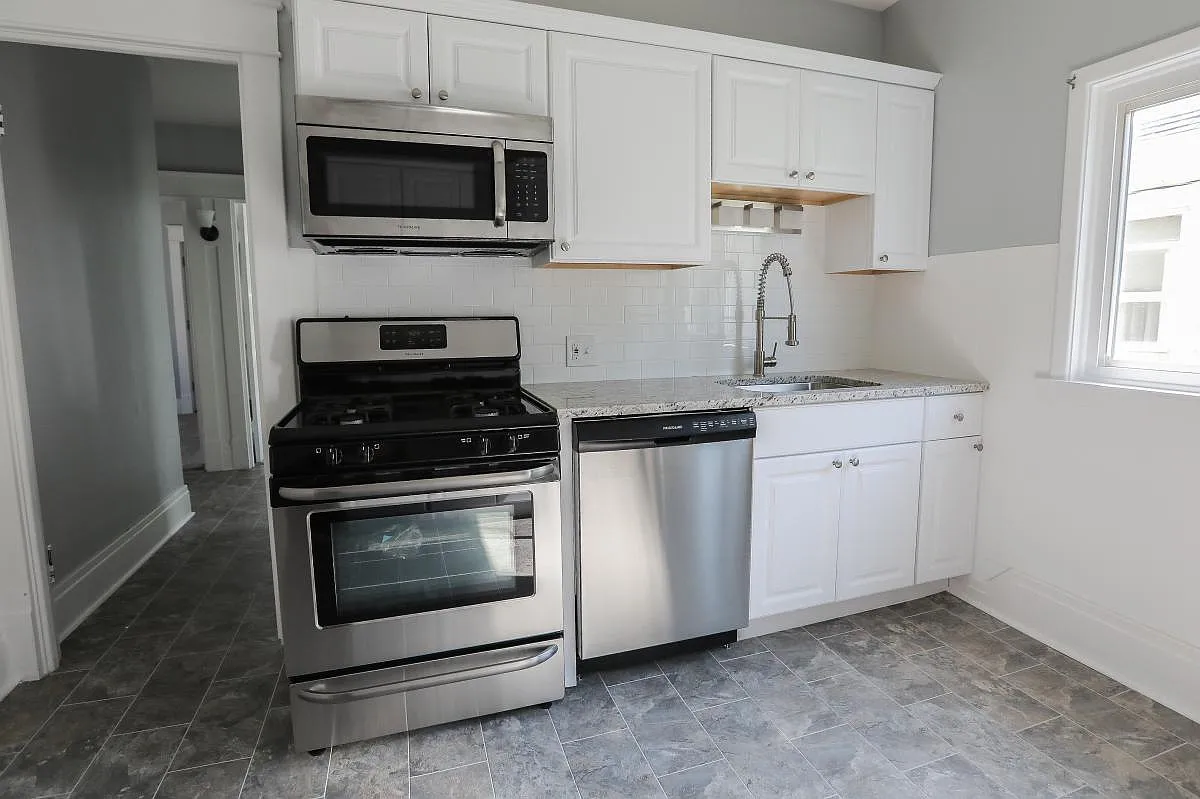 3 bed, 1300 sqft, $1,850 — Photo 1