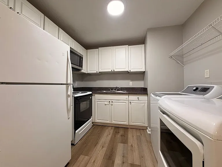 205-207 Rustwood Dr — Photo 2