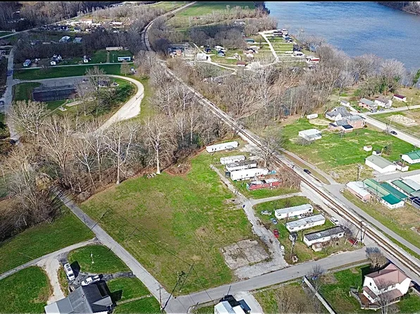 102 E 3rd St, Vanceburg, KY 41179