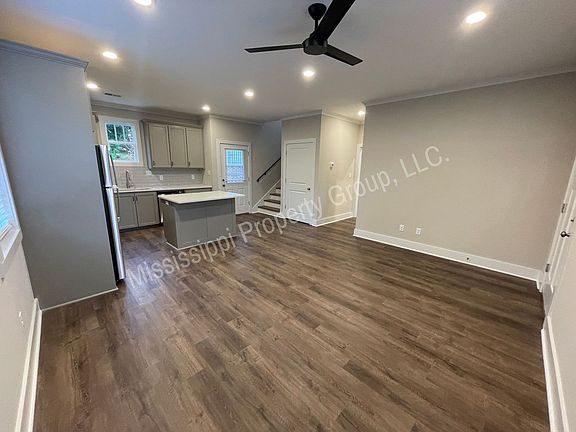 3rd image of 300 Boxwood Cir