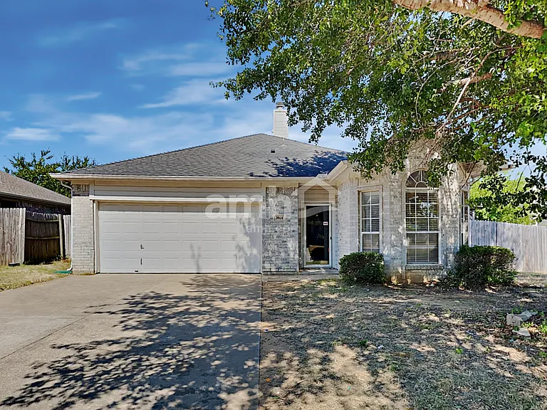 3904 Parkhaven Dr — Photo 1