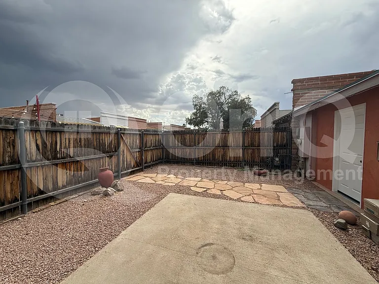 3930 N Stone Ave — Photo 23