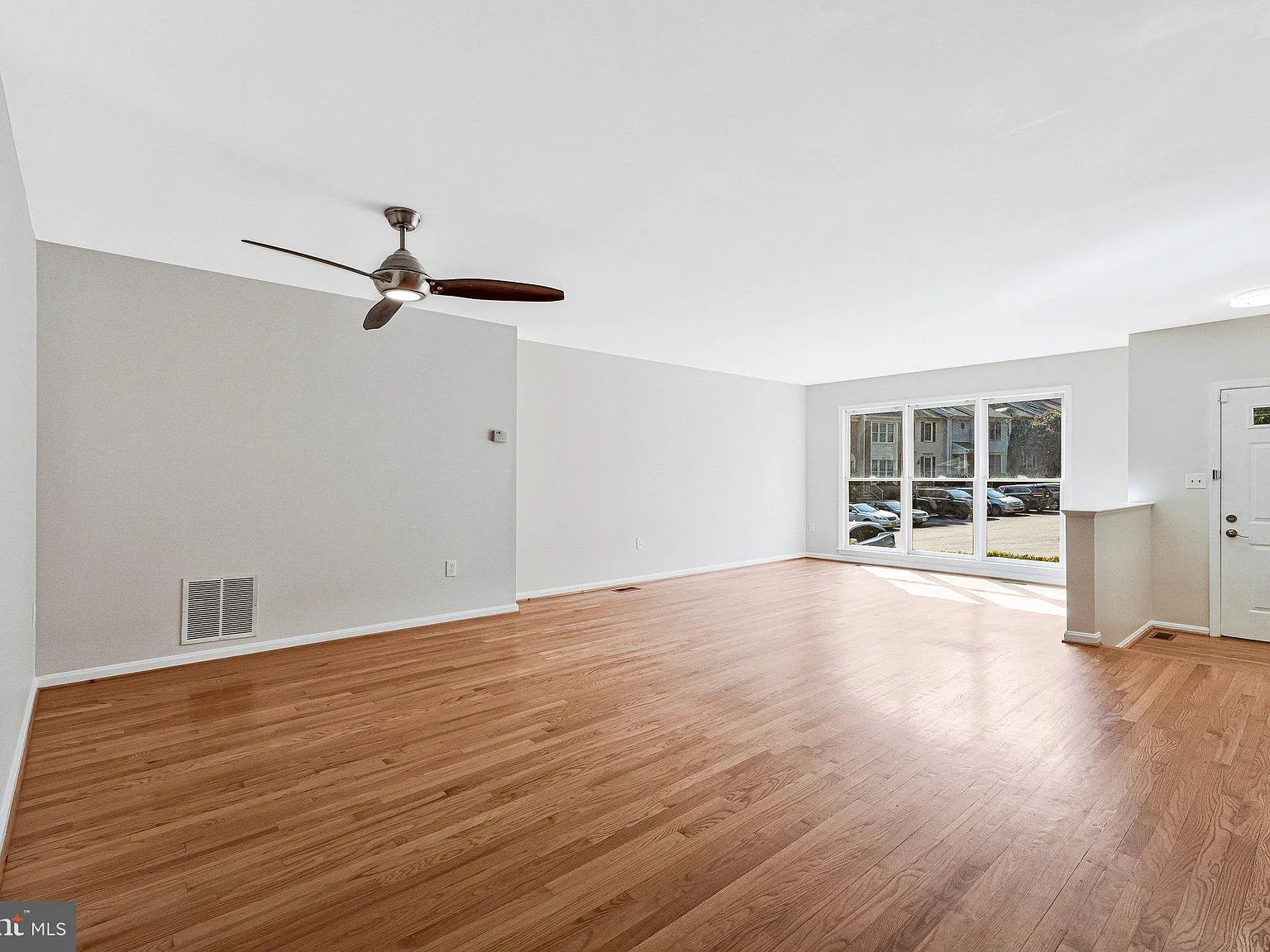 3 bed, 3.5 bath, 2060 sqft, $3,200 — Photo 4