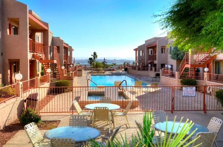 More dining between clubhouse and pool