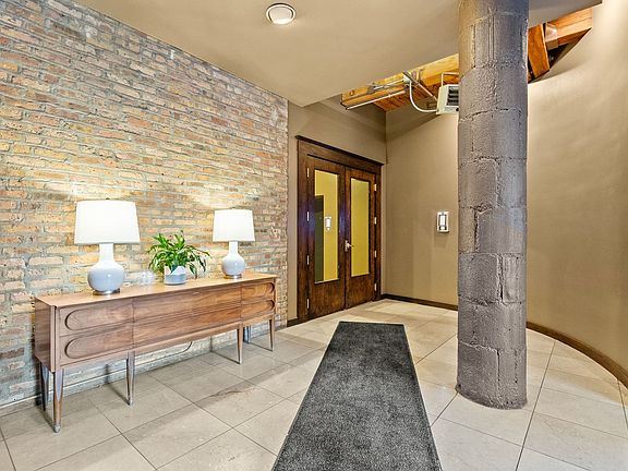 4th image of 913 W Van Buren St APT 4A