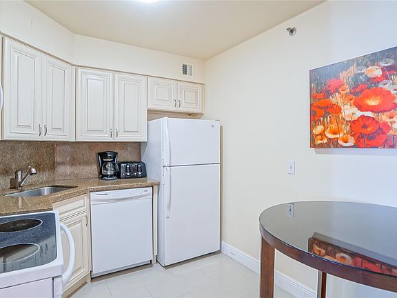 5th image of 5225 Collins Avenue #1417