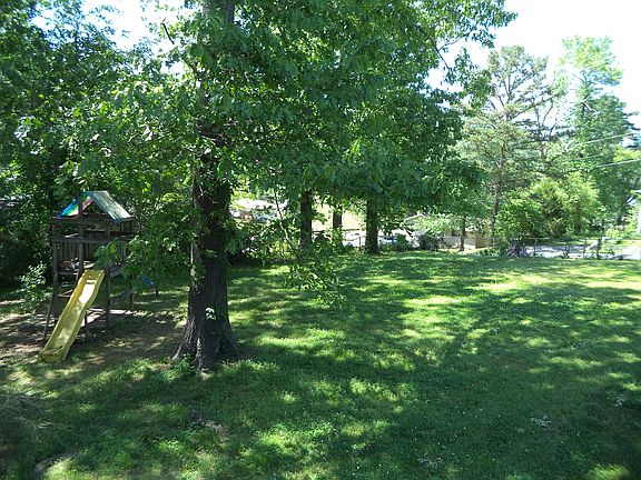 3rd image of 1037 Sunset Dr