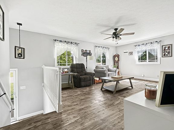 3rd image of 1041 Columbus Cir S