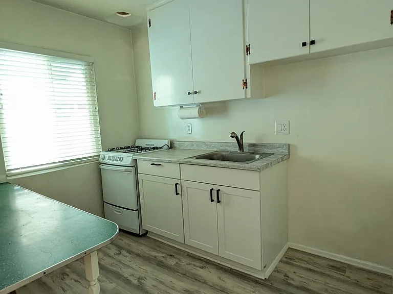 1320 N Hollywood Way #B — Photo 9