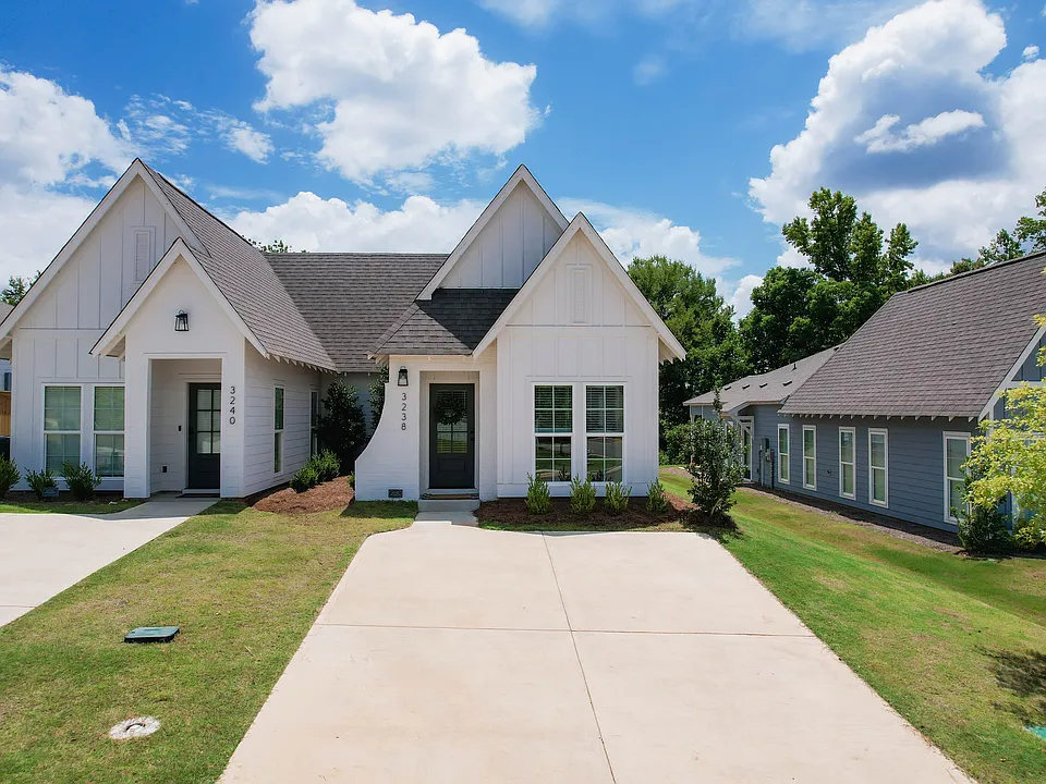 3238 Bradley Ln