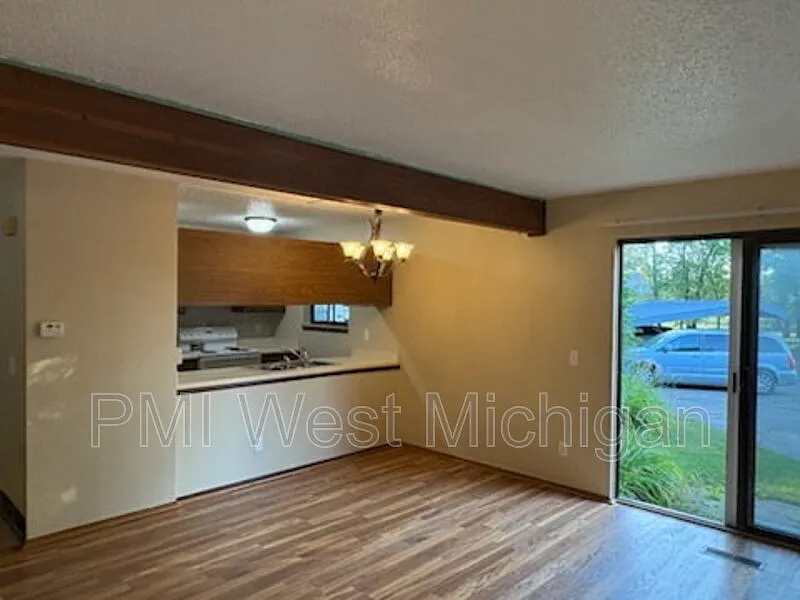 2 bed, 1.0 bath, 1005 sqft, $1,200 — Photo 2