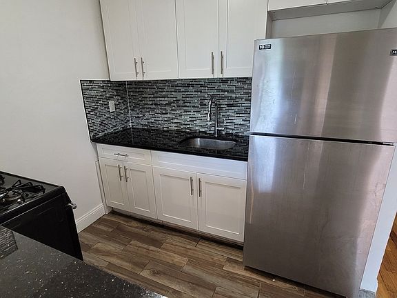 3rd image of 926 Bronx Park S APT 2E