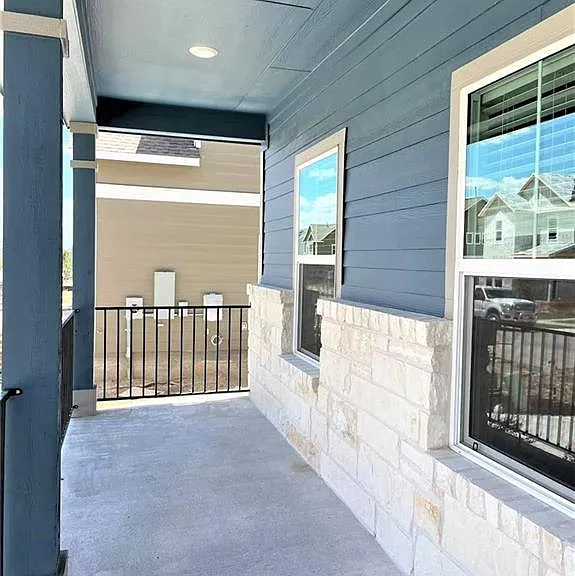 1513 Weatherford Ln — Photo 2