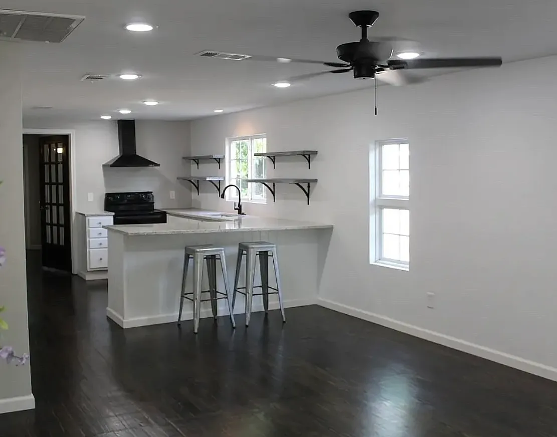 3 bed, 1000 sqft, $1,600 — Photo 2