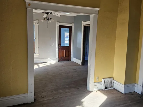 910 Blackhawk St, Reinbeck, IA 50669