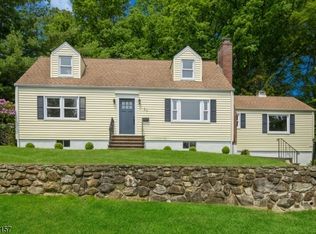 27 Dogwood Rd, Morris Plains, NJ 07950