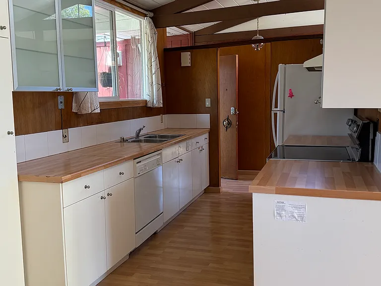 837 Sutter Ave — Photo 4