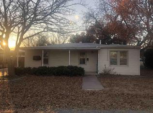 102 S Seneca St, Iowa Park, TX 76367