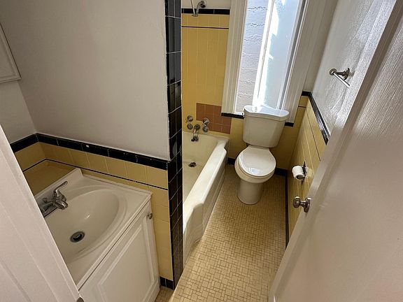 5th image of 2327 Van Ness Ave #9