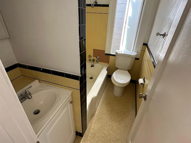 2327 Van Ness Ave #7 — Photo 2
