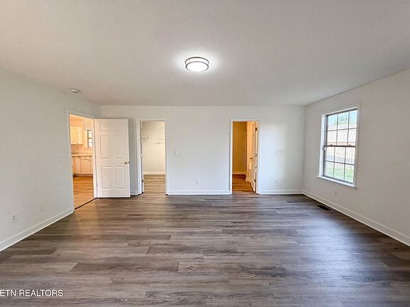 4th image of 375 Walnut Ln
