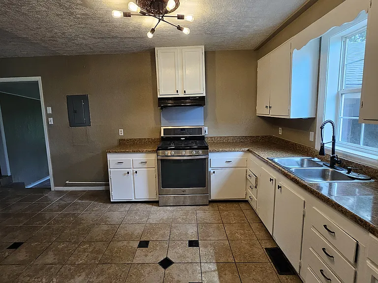 919 W Semmes Ave — Photo 2