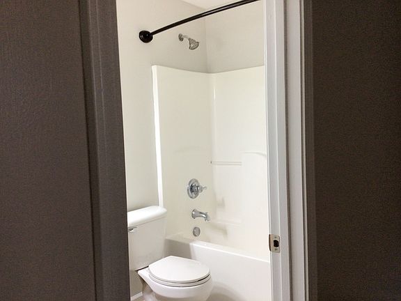 En-suite bath. Private to the bedroom