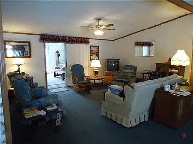 lots of parking and nice garage!