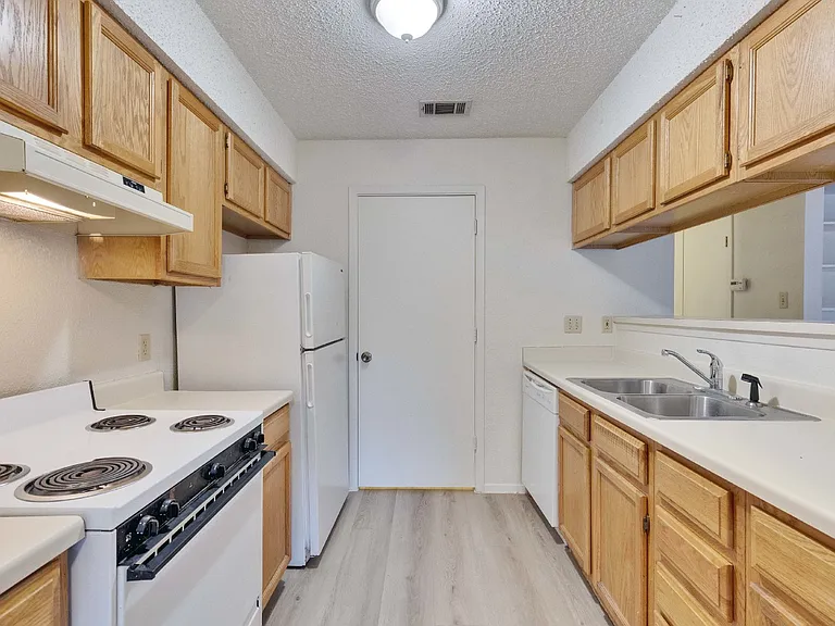 11900 Alpheus Ave #C — Photo 6